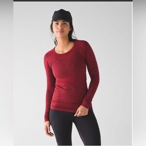 Lululemon Swiftly Tech Long Sleeve Crew
Black / True‎ Red size 8